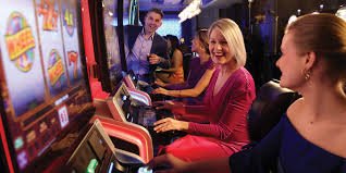 erek2 15 live sportsbook and casino tables on mobile screen during Liga 1 match